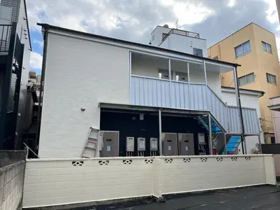a white building with a fence in front of it at \u6843\u6843\u5b50\u306e\u30cf\u30a6\u30b9101 in Tokyo