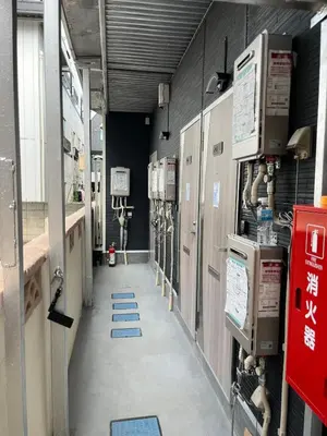 a room with blue mats on the floor of a building at \u6843\u6843\u5b50\u306e\u30cf\u30a6\u30b9101 in Tokyo