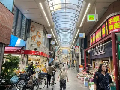 people walking through a shopping mall with a glass ceiling at \u6843\u6843\u5b50\u306e\u30cf\u30a6\u30b9101 in Tokyo