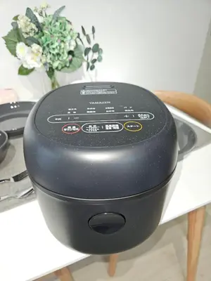 a black pot sitting on a table with flowers at \u30db\u30c6\u30eb\u30ec\u30b9\u30dd\u30ef\u30fc\u30eb305 in Tokyo