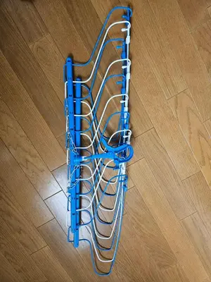 a blue rack on top of a wooden floor at \u30db\u30c6\u30eb\u30ec\u30b9\u30dd\u30ef\u30fc\u30eb305 in Tokyo