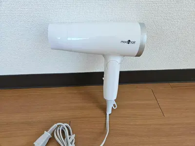 a white blow dryer sitting on the floor at \u30db\u30c6\u30eb\u30ec\u30b9\u30dd\u30ef\u30fc\u30eb405 in Tokyo