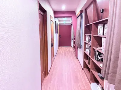 a long hallway with a purple door and wooden floors at Spacious Family Stay Shinagawa-Kokoro House 3 in Tokyo