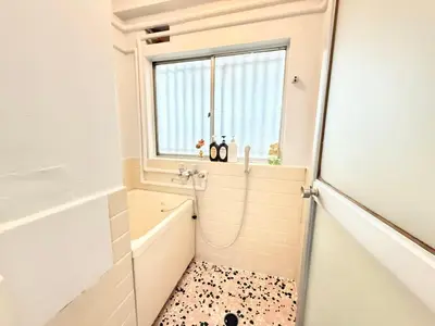 a small bathroom with a shower with a window at Shinjuku Waseda D1 in Tokyo