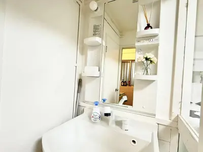 a bathroom with a white sink and a mirror at Shinjuku Waseda Cartref 3 in Tokyo