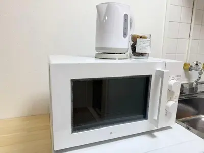 a blender sitting on top of a microwave at Shinjuku Waseda Cartref 3 in Tokyo