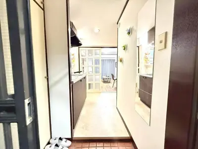a hallway leading to a kitchen with a mirror at Shinjuku Waseda Bravo 1 in Tokyo
