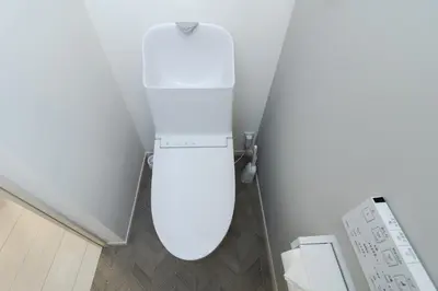 a bathroom with a white toilet in a room at Oasis IKEBUKURO in Tokyo