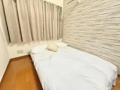a white bed in a room with a window at Shinjuku \u9ad8\u7530\u99ac\u5834\u30c6\u30e9\u30ce\u30d0B5 in Tokyo