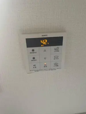 a clock on the ceiling of a room at \u30cf\u30a4\u30af\u30ec\u30b9\u30c8\u65b0\u4e2d\u91ce in Tokyo