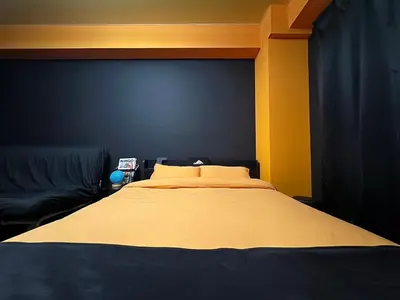 a large bed in a room with a blue wall at Dai2 Narumitsu Building 301 - Vacation STAY 29234v in Tokyo