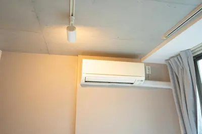 a room with a ceiling fan and a window at \u30ea\u30fc\u30ac\u30e9\u30f3\u30c9\u30d6\u30e9\u30f3\u5927\u585a in Tokyo