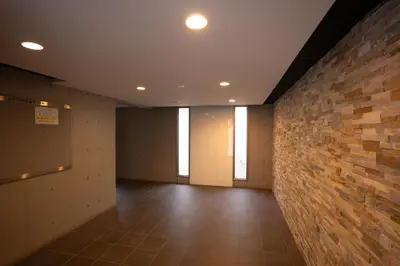 an empty room with a brick wall and a hallway at \u30ea\u30fc\u30ac\u30e9\u30f3\u30c9\u30d6\u30e9\u30f3\u5927\u585a in Tokyo