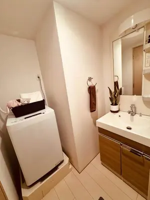 a bathroom with a sink and a white refrigerator at \u30ea\u30fc\u30ac\u30e9\u30f3\u30c9\u30d6\u30e9\u30f3\u5927\u585a in Tokyo