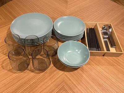 four plates and glasses sitting on top of a table at Tokyo Manekineko Stay \u62db\u304d\u732b\u3067\u6709\u540d\u306a\u8c6a\u5fb3\u5bfa\u99c5\u304b\u3089\u5f92\u6b699\u5206 \u30a2\u30fc\u30c6\u30a3\u30b9\u30c8\u5236\u4f5c\u306e\u62db\u304d\u732b\u30d9\u30c3\u30c9\u306e\u4e2d\u306b\u6cca\u307e\u308c\u308b\u5bbf in Tokyo