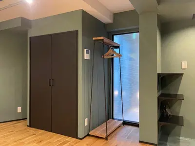 a room with a closet and a door at Tokyo Manekineko Stay \u62db\u304d\u732b\u3067\u6709\u540d\u306a\u8c6a\u5fb3\u5bfa\u99c5\u304b\u3089\u5f92\u6b699\u5206 \u30a2\u30fc\u30c6\u30a3\u30b9\u30c8\u5236\u4f5c\u306e\u62db\u304d\u732b\u30d9\u30c3\u30c9\u306e\u4e2d\u306b\u6cca\u307e\u308c\u308b\u5bbf in Tokyo