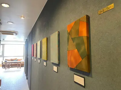 a row of paintings hanging on a wall at Tokyo Gallery Stay \u99c51\u5206\u3067\u8cb8\u5207 8\u4ebaOK\u306e\u30a2\u30fc\u30c6\u30a3\u30b9\u30c8\u5236\u4f5c\u306e\u30d9\u30c3\u30c9 \u685c\u3092\u898b\u4e0b\u308d\u305b\u308b\u90e8\u5c4b \u5546\u5e97\u8857\u3067\u8cd1\u3084\u304b in Tokyo