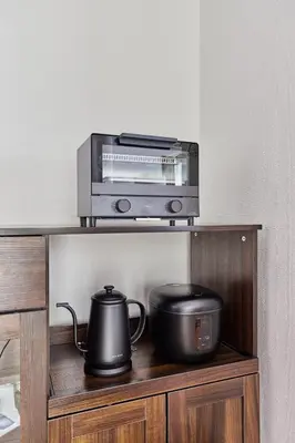a pot and a toaster oven on a shelf at Yik\u7acb\u82b12\u4e01\u76ee in Tokyo