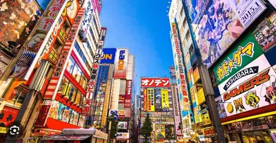 a busy city street with tall buildings at Yik\u7acb\u82b12\u4e01\u76ee in Tokyo
