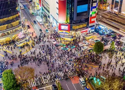 a crowd of people crossing a busy city street at Yik\u7acb\u82b12\u4e01\u76ee in Tokyo