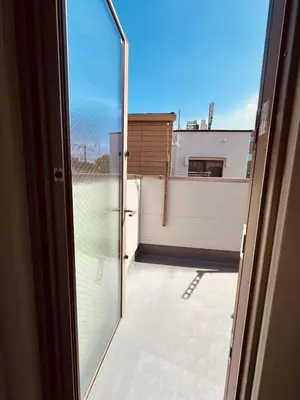 an open sliding glass door with a view of a balcony at new open \u72ec\u680b\u522b\u5885 \u76f4\u8fbe\u65b0\u5bbf \u6b4c\u821e\u4f0e\u753a Wi-Fi\u6709 \u99c5\u5f92\u6b699\u5206 \u6700\u59278\u540d in Tokyo