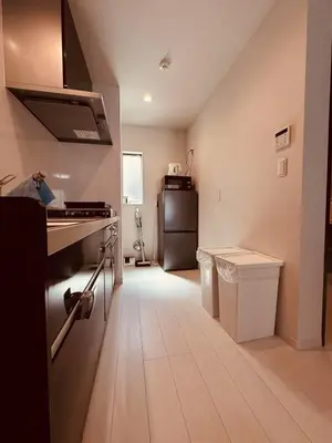 a kitchen with a stove and a refrigerator at new open \u72ec\u680b\u522b\u5885 \u76f4\u8fbe\u65b0\u5bbf \u6b4c\u821e\u4f0e\u753a Wi-Fi\u6709 \u99c5\u5f92\u6b699\u5206 \u6700\u59278\u540d in Tokyo