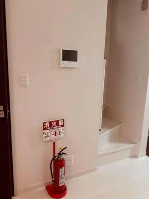 a fire hydrant in a room with a fire extinguisher at new open \u72ec\u680b\u522b\u5885 \u76f4\u8fbe\u65b0\u5bbf \u6b4c\u821e\u4f0e\u753a Wi-Fi\u6709 \u99c5\u5f92\u6b699\u5206 \u6700\u59278\u540d in Tokyo