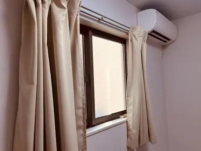 a window with curtains in a room at new open \u72ec\u680b\u522b\u5885 \u76f4\u8fbe\u65b0\u5bbf \u6b4c\u821e\u4f0e\u753a Wi-Fi\u6709 \u99c5\u5f92\u6b699\u5206 \u6700\u59278\u540d in Tokyo