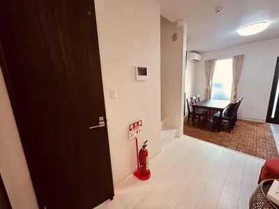 a open door to a living room with a table at new open \u72ec\u680b\u522b\u5885 \u76f4\u8fbe\u65b0\u5bbf \u6b4c\u821e\u4f0e\u753a Wi-Fi\u6709 \u99c5\u5f92\u6b699\u5206 \u6700\u59278\u540d in Tokyo
