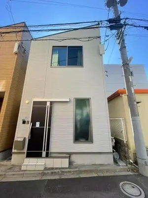 a white house with its door open on a street at new open \u72ec\u680b\u522b\u5885 \u76f4\u8fbe\u65b0\u5bbf \u6b4c\u821e\u4f0e\u753a Wi-Fi\u6709 \u99c5\u5f92\u6b699\u5206 \u6700\u59278\u540d in Tokyo