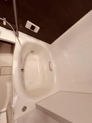 a bathroom with a white urinal in a room at new open \u72ec\u680b\u522b\u5885 \u76f4\u8fbe\u65b0\u5bbf \u6b4c\u821e\u4f0e\u753a Wi-Fi\u6709 \u99c5\u5f92\u6b699\u5206 \u6700\u59278\u540d in Tokyo