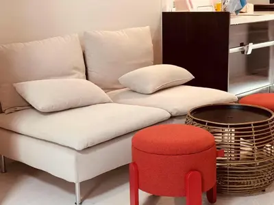 a white couch with a red stool and a table at new open \u72ec\u680b\u522b\u5885 \u76f4\u8fbe\u65b0\u5bbf \u6b4c\u821e\u4f0e\u753a Wi-Fi\u6709 \u99c5\u5f92\u6b699\u5206 \u6700\u59278\u540d in Tokyo