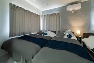 a bedroom with two beds and a window at \u5225\u90b8Zen\u5c0f\u5ca9 Bettei Zen Koiwa in Tokyo
