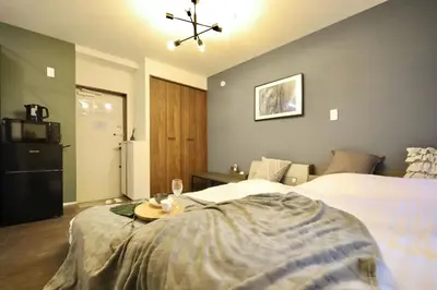 a bedroom with a bed with a plate on it at \u6e0b\u8c37\u30c6\u30e9\u30b9 \u6e0b\u8c37\u99c5\u5f92\u6b697\u5206 \u9ad8\u7d1a\u30de\u30f3\u30b7\u30e7\u30f3 \u30c6\u30e9\u30b9\u773a\u671b\u629c\u7fa4 in Tokyo