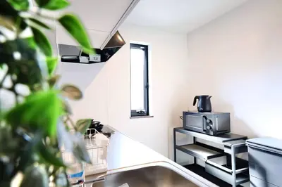 a kitchen with a sink and a microwave at \u6e0b\u8c37\u30c6\u30e9\u30b9 \u6e0b\u8c37\u99c5\u5f92\u6b697\u5206 \u9ad8\u7d1a\u30de\u30f3\u30b7\u30e7\u30f3 \u30c6\u30e9\u30b9\u773a\u671b\u629c\u7fa4 in Tokyo