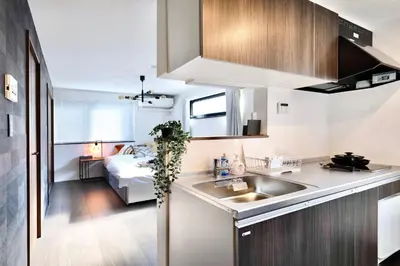 a kitchen with a sink and a bed in a room at \u6e0b\u8c37\u30c6\u30e9\u30b9 \u6e0b\u8c37\u99c5\u5f92\u6b697\u5206 \u9ad8\u7d1a\u30de\u30f3\u30b7\u30e7\u30f3 \u30c6\u30e9\u30b9\u773a\u671b\u629c\u7fa4 in Tokyo