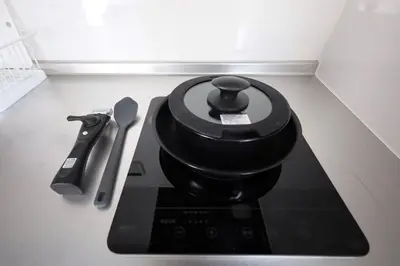 a black coffee maker and a knife on a counter at \u6e0b\u8c37\u30c6\u30e9\u30b9 \u6e0b\u8c37\u99c5\u5f92\u6b697\u5206 \u9ad8\u7d1a\u30de\u30f3\u30b7\u30e7\u30f3 \u30c6\u30e9\u30b9\u773a\u671b\u629c\u7fa4 in Tokyo