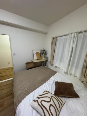 a bedroom with a large bed and a window at 5-minute walk from Otsuka Station on the Yamanote Line, 20 square meters On the 3rd floor No elevator in Tokyo