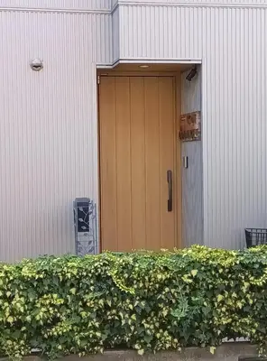 a wooden door on a building with a hedge at K,AND,M,OOIMACHI - Vacation STAY 60966v in Tokyo