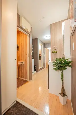 a hallway with a potted plant in a room at 201 6-min walk from Higashi-Jūjō Station Cozy 1-Bedroom Apartment Direct Access to Akihabara & Ueno in Tokyo