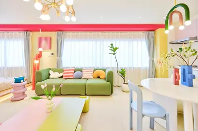 a living room with a green couch and a table at \u5bc5\u30db\u30c6\u30eb \u5fa1\u5f92\u753a Tora Hotel Okachimachi in Tokyo