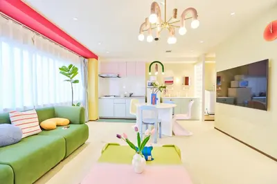 a living room with a green couch and a table at \u5bc5\u30db\u30c6\u30eb \u5fa1\u5f92\u753a Tora Hotel Okachimachi in Tokyo