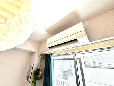 a room with a window with a curtain at \u99c5\u5f92\u6b694\u5206 \u65b0\u5bbf\u99c57\u5206 \u30d0\u30f3\u30af\u30b7\u30fc\u30a2\u30fc\u30c8\u306e\u30b9\u30bf\u30a4\u30ea\u30c3\u30b7\u30e5\u30eb\u30fc\u30e0 in Tokyo