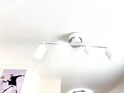 a light hanging from the ceiling of a room at \u99c5\u5f92\u6b694\u5206 \u65b0\u5bbf\u99c57\u5206 \u30d0\u30f3\u30af\u30b7\u30fc\u30a2\u30fc\u30c8\u306e\u30b9\u30bf\u30a4\u30ea\u30c3\u30b7\u30e5\u30eb\u30fc\u30e0 in Tokyo