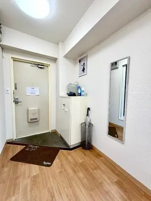 a room with a bathroom with a door and a mirror at \u99c5\u5f92\u6b694\u5206 \u65b0\u5bbf\u99c57\u5206 \u30d0\u30f3\u30af\u30b7\u30fc\u30a2\u30fc\u30c8\u306e\u30b9\u30bf\u30a4\u30ea\u30c3\u30b7\u30e5\u30eb\u30fc\u30e0 in Tokyo