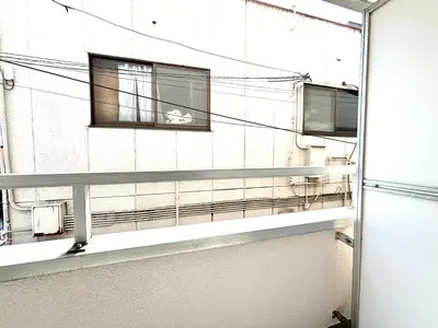 a building with two windows on the side of it at \u99c5\u5f92\u6b694\u5206 \u65b0\u5bbf\u99c57\u5206 \u30d0\u30f3\u30af\u30b7\u30fc\u30a2\u30fc\u30c8\u306e\u30b9\u30bf\u30a4\u30ea\u30c3\u30b7\u30e5\u30eb\u30fc\u30e0 in Tokyo