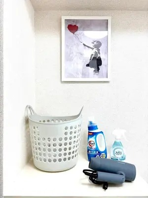 a shelf with a basket and a bottle of soap at \u99c5\u5f92\u6b694\u5206 \u65b0\u5bbf\u99c57\u5206 \u30d0\u30f3\u30af\u30b7\u30fc\u30a2\u30fc\u30c8\u306e\u30b9\u30bf\u30a4\u30ea\u30c3\u30b7\u30e5\u30eb\u30fc\u30e0 in Tokyo