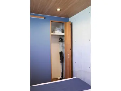 a small room with a blue wall and a closet at LIFE TOWN OSHIAGE - Vacation STAY 20459 in Tokyo