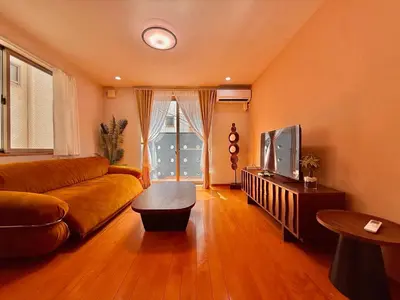 a living room with a couch and a tv at F2 Ikebukuro Business District hotel, 9 mins to ST Max 4P \u6c60\u888b\u5546\u52a1\u533a \u5168\u65b0\u88c5\u4fee \u4ea4\u901a\u4e2d\u5fc3 \u8f66\u7ad99\u5206\u949f \u6700\u59274\u4eba \u76f4\u8fbe\u65b0\u5bbf \u6d89\u8c37 \u8868\u53c2\u9053 \u54c1\u5ddd \u6c60\u888b \u4e0a\u91ce \u4ee3\u4ee3\u6728 \u94f6\u5ea7 \u539f\u5bbf in Tokyo