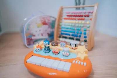a toy boat sitting on top of a wooden table at Metronest \u4e09\u8ed2\u8336\u5c4b in Tokyo
